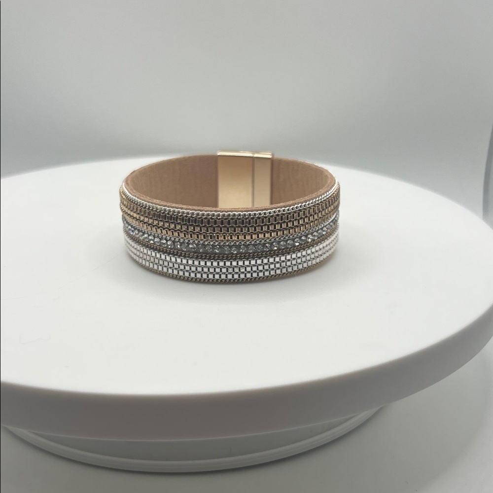 768. Elegant Gold and Silver Bracelet